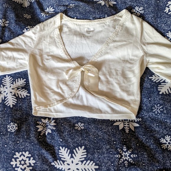 Simple white ribbon-tie shrug - Picture 7 of 9